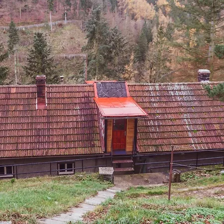 House In The Hills&woods, For 6-16 Guests, Prague 20km 펜션 *
